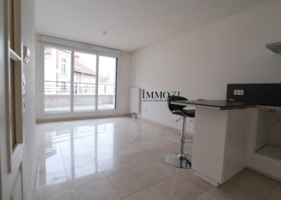 A LOUER – A deux pas de la gare du Raincy, beau 2 pièces de 45m2 avec grand balcon – 987.56 € CC